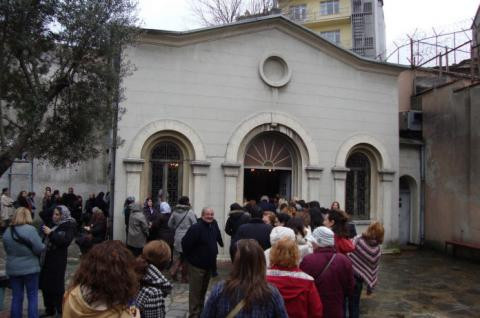 Τούρκοι προσκυνούν την Παναγία και κάνουν τάματα – Κοσμοσυρροή σε εκκλησία της Κωνσταντινούπολης